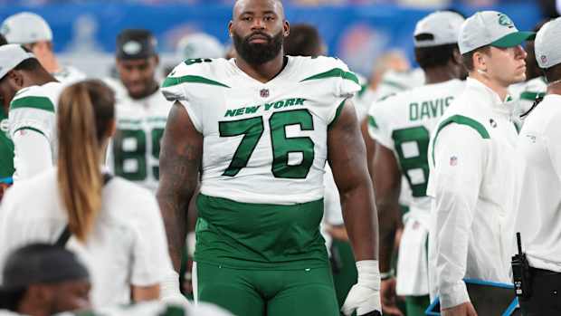 Jets LT George Fant on sideline